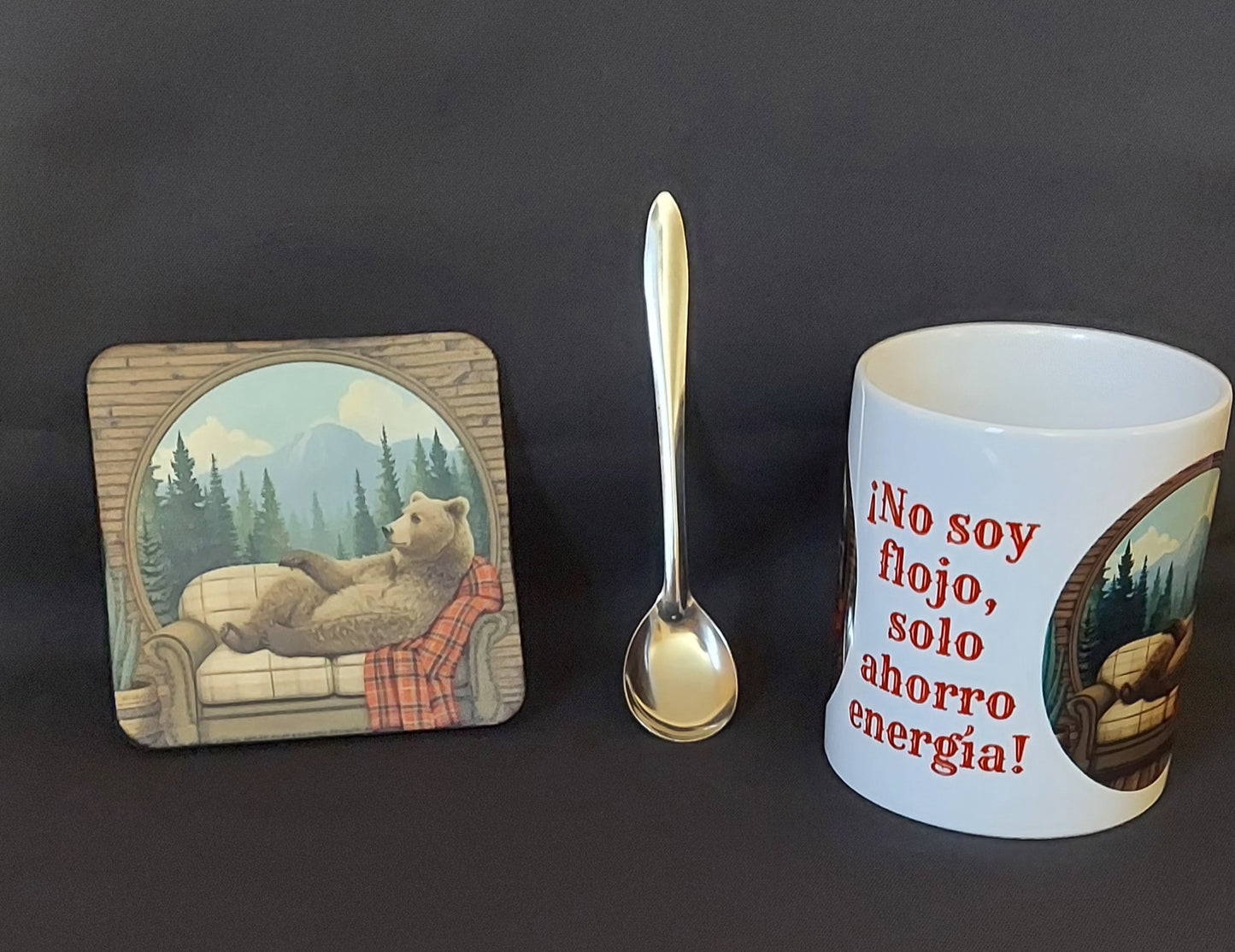 ¡No soy flojo, solo ahorro energía!  Set de Taza con Oso de 3 Piezas: Taza, Posavasos y Cuchara Espresso Plateada
